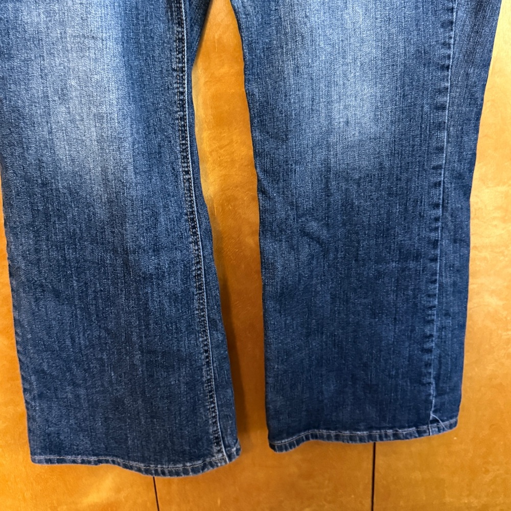 Maurices Curvy medium wash Blue Jeans Size 15/16 Short - Picture 6 of 9